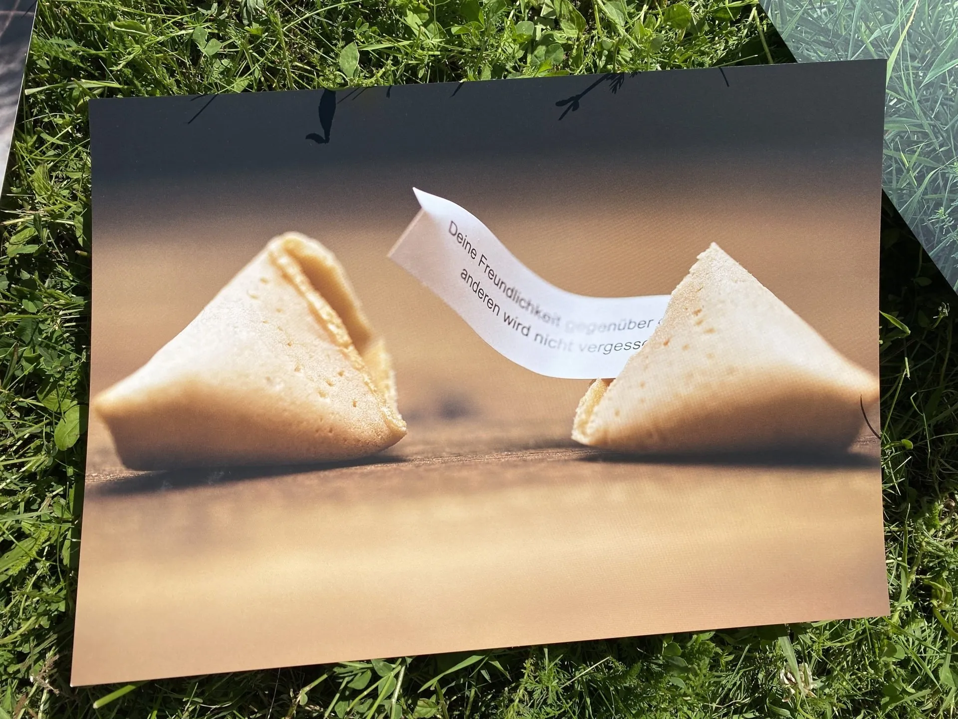 Bild von einem offenen Glückskeks, aus dem ein Zettel ragt. Darauf steht: "Deine Freundlichkeit gegenüber den anderen wird nicht vergessen."